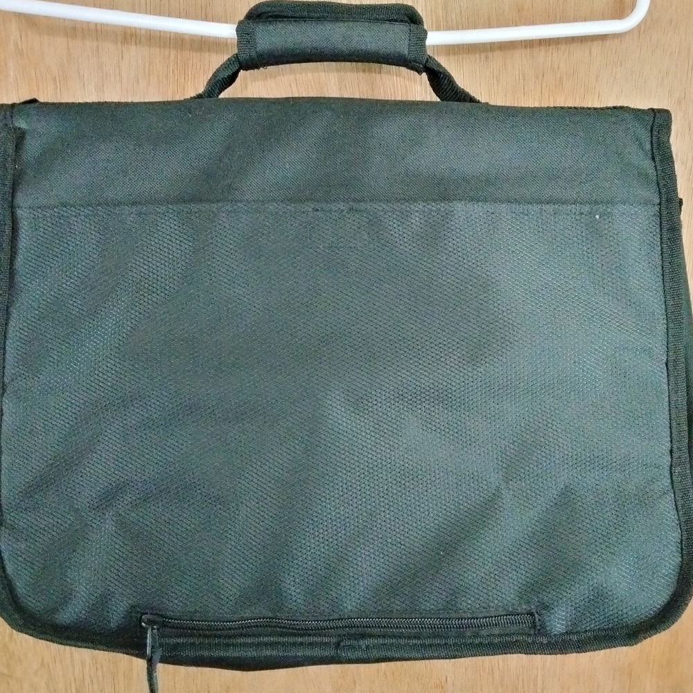 Solo Active Messenger Bag NWT Protects Laptops UpTo 15.6" - Picture 2 of 5